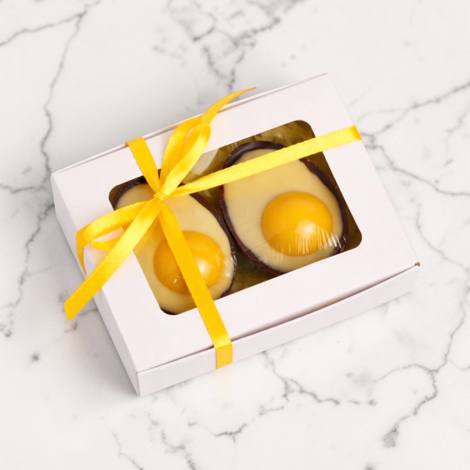 Dos medios huevitos de chocolate con relleno