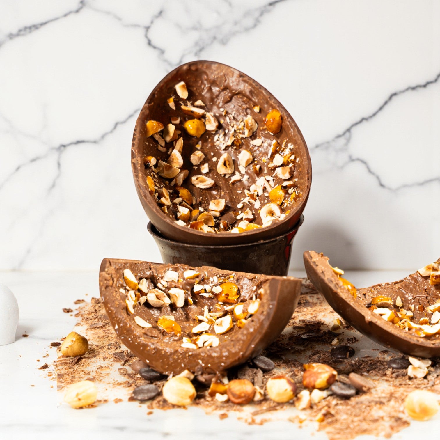 Huevo de chocolate con avellanas