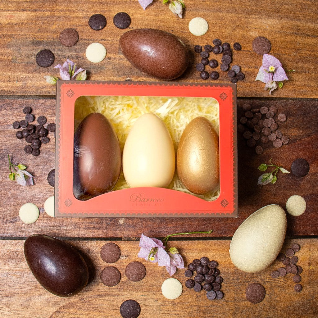 Trio de huevos de diferentes chocolates