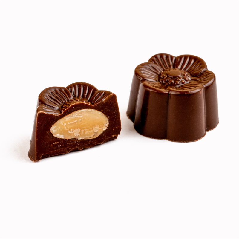 Bombón mousse de chocolate y almendra tostada