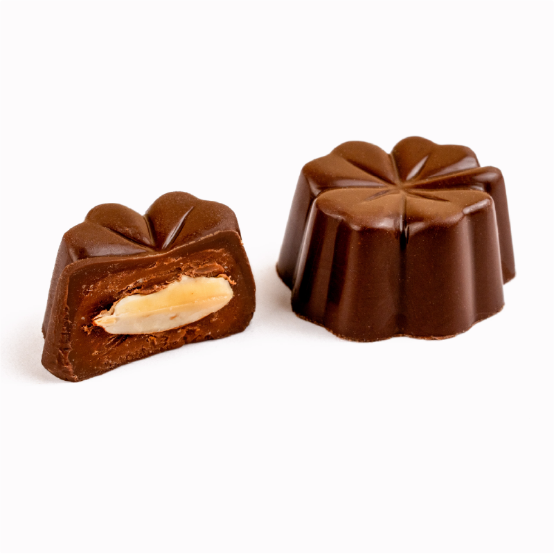 Bombón mousse de avellanas y almendra tostada